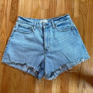 The 90s relaxed cutoff short high rise